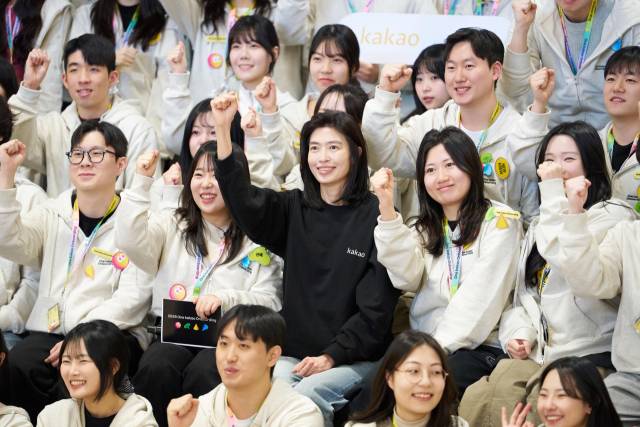 정신아(둘째 둘 왼쪽에서 3번째) 카카오 CA협의체 의장이 7일 카카오 AI캠퍼스에서 신입 그룹 공채 크루들과 함께 한 ‘의장과의 대화-파이어사이드 챗(Fireside Chat)’ 행사에서 직원들과 함께 화이팅을 외치고 있다. 카카오