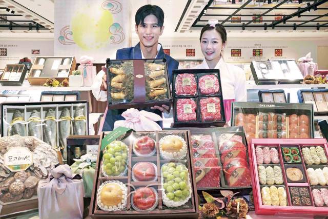 신세계백화점 모델들이 설 선물 세트를 소개하고 있다. 사진 제공=신세계백화점