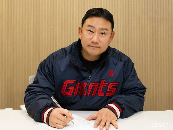 김상수가 8일 사직구장에서 롯데와 FA 계약서에 서명하고 있다. 사진제공|롯데 자이언츠