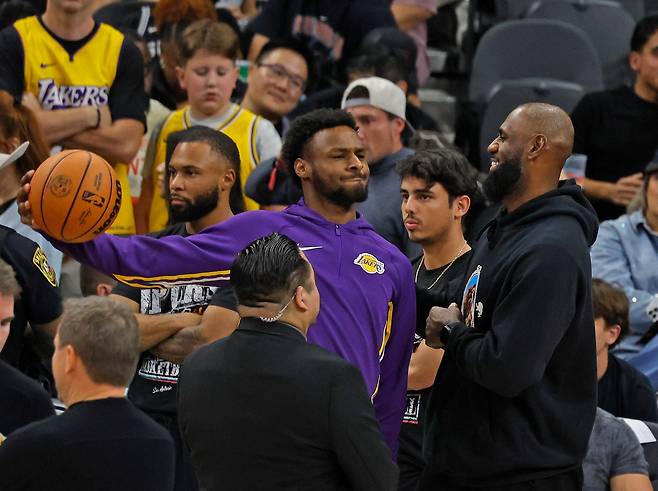 르브론 제임스(오른쪽)가 8일 미국 텍사스주 샌안토니오의 프로스트 뱅크 센터에서 열린 샌안토니오 스퍼스와 2025~2026 미국프로농구 정규리그 원정 경기에서 브로니 제임스를 보며 미소짓고 있다. 샌안토니오 | AFP연합뉴스