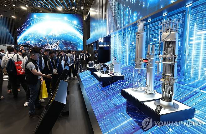 두산 SMR의 미래는? (라스베이거스=연합뉴스) 김성민 기자 = CES 개막일인 6일(현지시간) 미국 네바다주 라스베이거스 컨벤션센터(LVCC) 두산밥캣 부스에 SMR 모형이 전시돼 있다. 2026.1.7 ksm7976@yna.co.kr