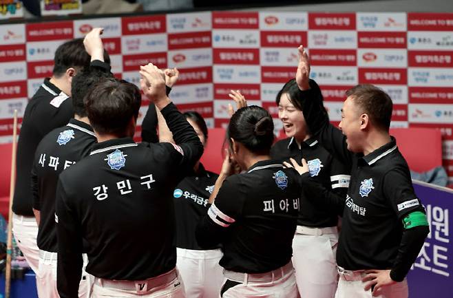 프로당구 PBA 우리금융캐피탈 선수들이 화이팅을 외치고 있다. 사진=PBA