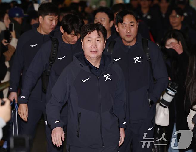 류지현 야구 국가대표팀 감독이 9일 오전 인천국제공항 제1여객터미널에서 월드베이스볼클래식(WBC) 대비 1차 전지훈련을 위해 사이판으로 출국하고 있다. 2026.1.9/뉴스1 ⓒ News1 구윤성 기자
