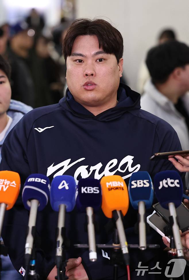 야구 국가대표팀 류현진이 9일 오전 인천국제공항 제1여객터미널에서 월드베이스볼클래식(WBC) 대비 1차 전지훈련을 위해 사이판으로 출국하기 전 취재진의 질문에 답하고 있다. 2026.1.9/뉴스1 ⓒ News1 구윤성 기자