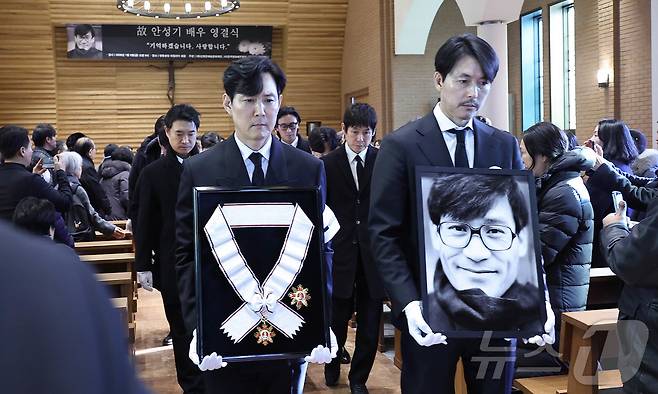 배우 이정재와 정우성 등 동료 배우들이 9일 오전 서울 중구 명동성당에서 열린 고 안성기의 영결식장에 들어서고 있다. (공동취재) 2026.1.9/뉴스1 ⓒ News1 권현진 기자