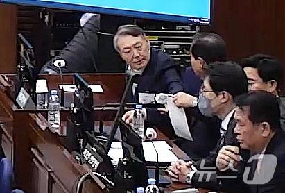 윤석열 전 대통령이 9일 서울 서초구 서울중앙지방법원에서 열린 내란 우두머리 혐의 1심 결심 공판에 출석해 자리에 앉아 있다. (서울중앙지방법원 제공 영상 캡쳐. 재판매 및 DB 금지) 2026.1.9/뉴스1