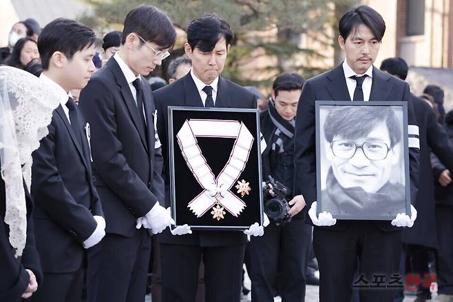 배우 故 안성기의 영결식이 9일 오전 서울 중구 명동성당에서 엄수된 가운데 정우성이 영정 사진을 들고, 이정재가 훈장을 봉헌하고 있다. 설경구, 박철민, 유지태, 박해일, 조우진, 주지훈이 운구에 참여했다. 26.1.9 ⓒ이혜영 기자 lhy@hankooki.com