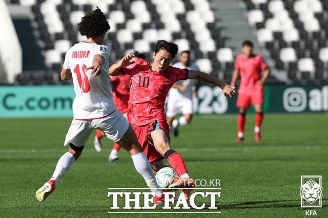 한국의 간판 공격수 강상윤이 7일 이란과 2026 AFC U23 아시안컵 조별리그 C조 1차전에서 볼을 다투고 있다. 강상윤은 이날 부상으로 소집해제됐다./KFA