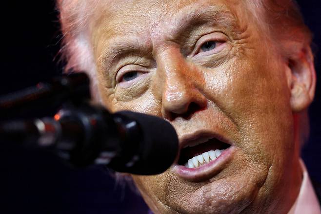 지난 6일 미국 워싱턴디시 케네디센터에서 열린 공화당 하원 연례 정책회의에서 도널드 트럼프 미국 대통령이 연설하고 있다. 워싱턴/로이터 연합뉴스