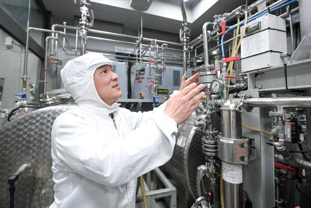 박정용 쿠엔즈버킷 대표가 2일 서울 중구 공장에서 참기름 제조 기계를 점검하고 있다. 임지훈 인턴기자