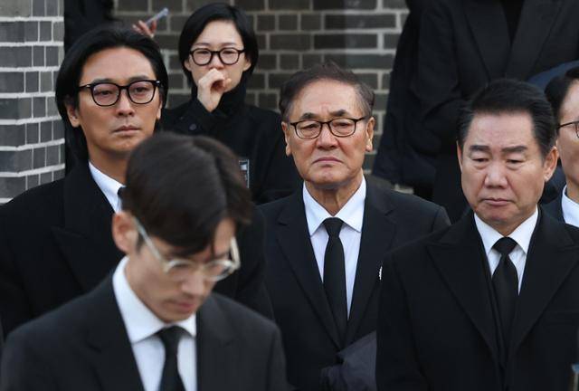 배우 주지훈(왼쪽부터)과 한예리, 배창호 감독, 박상원이 9일 오전 서울 중구 명동성당에서 열린 고 안성기의 발인식에서 고인을 배웅하고 있다. 뉴스1