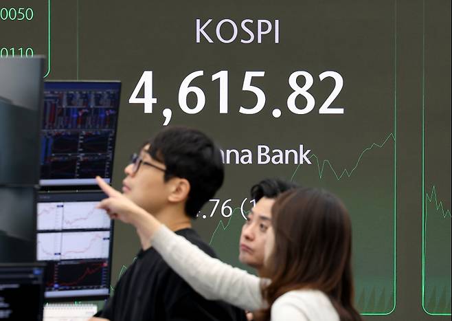 8일 하나은행 딜링룸의 모습. 코스피는 장중 역대 최고치를 경신했다. 연합뉴스
