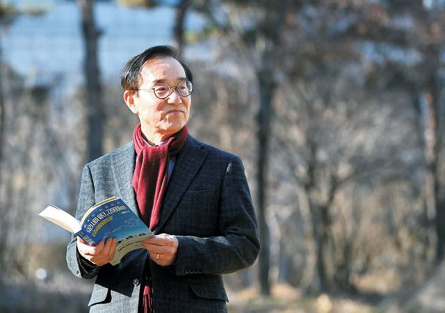 지난 2일 윤영선 전 관세청장이 서울 서초구 심산기념사업회 사무실 앞에서 자신의 저서 ‘유라시아 횡단, 22000㎞’를 들고 포즈를 취하고 있다. 박윤슬 기자