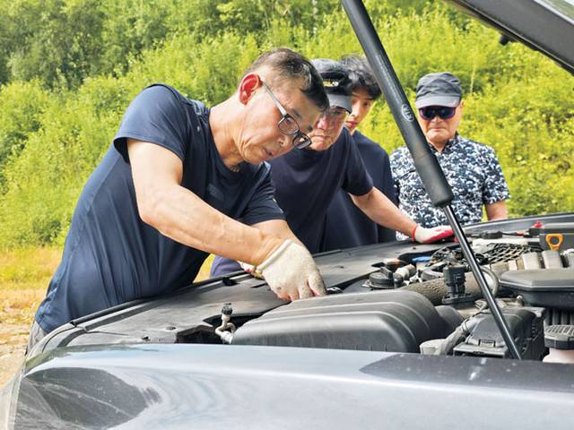 2024년 7월 9일 러시아 시베리아 초원에서 자동차 터보 부품 고장을 수리하는 일행의 모습. 윤영선 전 관세청장 제공