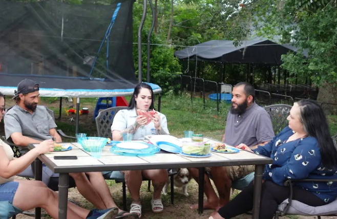 매일 900g의 생고기를 먹는다는 미국 여성 웬디 마샬(중앙). 현지 TV 프로그램 캡처