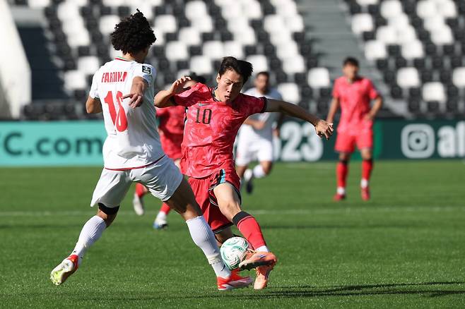 KFA는 9일 “강상윤이 왼쪽 무릎 내측 인대 손상으로 U-23 대표팀서 소집 해제가 결정됐다”고 밝혔다. 7일(한국시간) 이란과 U-23 아시안컵 1차전 도중 돌파를 시도하는 강상윤(가운데). 사진제공|대한축구협회