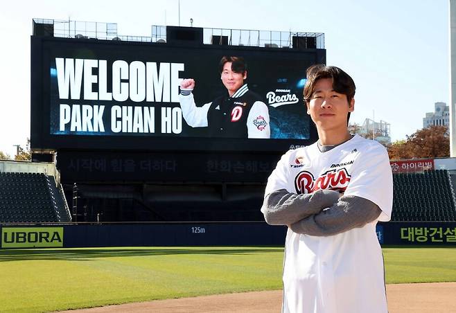 ▲ 박찬호는 아직 두산이 낯선 선수임에도 불구하고 합류하자마자 후배들에게 손을 내밀었다 ⓒ두산 베어스