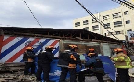 10일 오후 의정부시 호원동의 한 미용실 앞에서 간판이 떨어지는 사고로 행인 1명이 숨진 가운데 소방당국이 현장을 수습하고 있다. 사진=경기도북부소방재난본부