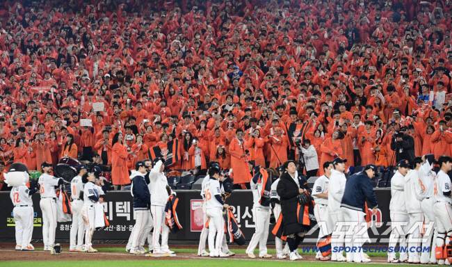 24일 대전 한화생명볼파크에서 열린 삼성과 한화의 PO 5차전. 한화가 삼성에 승리하며 한국시리즈 진출에 성공했다. 팬들 앞에서 승리의 기쁨을 나누고 있는 한화 선수들. 대전=송정헌 기자songs@sportschosun.com/2025.10.24/