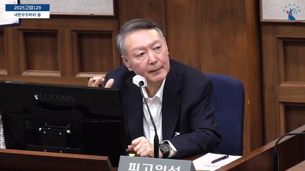 ▲윤석열 전 대통령이 내란우두머리 혐의 재판에 본인이 직접 증인을 상대로 신문하고 있다. 사진=서울중앙지법 영상 갈무리.