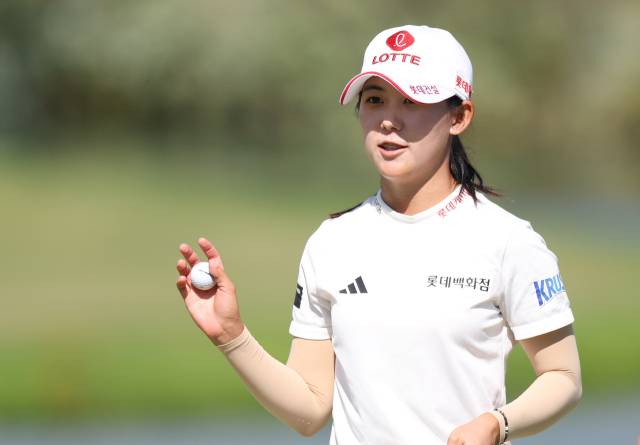 갤러리에게 인사하고 있는 황유민. 사진 제공=대홍기획