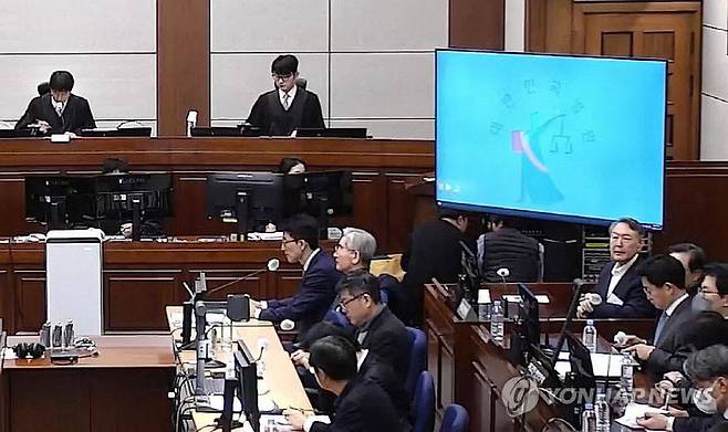 12·3 비상계엄 관련 내란 우두머리 혐의로 기소된 윤석열 전 대통령과 내란 중요임무 종사 혐의를 받는 김용현 전 국방부 장관 등 내란 관련자 8명이 9일 서초구 서울중앙지방법원 417호 형사대법정에서 열린 윤 전 대통령의 내란 우두머리 혐의, 김 전 장관을 비롯한 군·경 수뇌부 7명의 내란 중요임무 종사 혐의 등 사건의 결심 공판에 출석하고 있다. /사진=연합뉴스