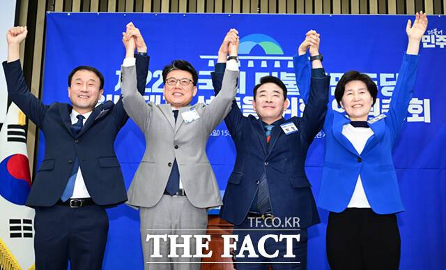 더불어민주당 원내대표 선출을 위한 의원총회가 11일 오후 서울 여의도 국회에서 열린 가운데, 한병도, 진성준, 박정, 백혜련 후보(왼쪽부터)가 기념촬영하고 있다. /국회=이새롬 기자