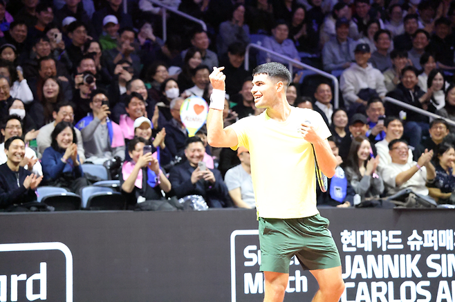 경기장을 가득 메운 1만2000명 팬들을 향해 K 하트를 날리는 알카라스.