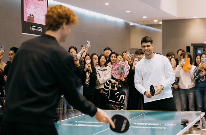 웰컴 이벤트에서 알카라스와 신네르가 탁구하고 있다. 현대카드 제공