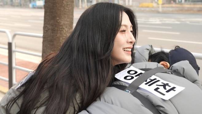 오늘(11일) 방송되는 SBS '런닝맨'에서는 진짜 금 가방을 찾기 위한 멤버들의 처절한 사투, '금 가방 추격자 : 골드 미 모어' 레이스가 펼쳐진다. '런닝맨'의 최형인 PD가 출산 준비를 위해 5년 만에 하차하고 강형선 PD가 후임이 되었다. 에이핑크가 게스트로 참여한 가운데, 유재석과 양세찬은 김종국의 가방을 뺏기 위해 호랑이굴로 잠입을 시도한다. 하지만 두 '쫄보'가 주저하자 윤보미가 유재석을 강제로 밀어 넣어 웃음을 유발한다. 금 가방을 열 수 있는 판정대를 두고 길거리 추격전과 육탄전이 벌어지자, 오하영은 "이거 되게 더러운 방송이구나?"라며 '런닝맨'의 냉혹한 세계관에 혀를 내두른다. 과연 혼란 속에서 금 가방을 차지할 최후의 승자는 누구일지 오늘 방송에서 공개된다.