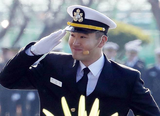 이재용 삼성전자 회장의 장남 이지호 소위가 28일 경남 창원시 진해구 해군사관학교 연병장에서 열린 제139기 해군 해병대 사관후보생 수료 및 임관식에서 가족을 발견한 뒤 경례하고 있다. 2025.11.28. 사진공동취재단