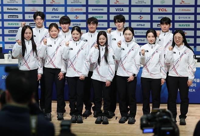 7일 충북 진천선수촌에서 열린 2026 밀라노·코르티나 동계올림픽대회 D-30 미디어데이에서 선수단이 파이팅을 외치며 기념 촬영하고 있다.연합뉴스