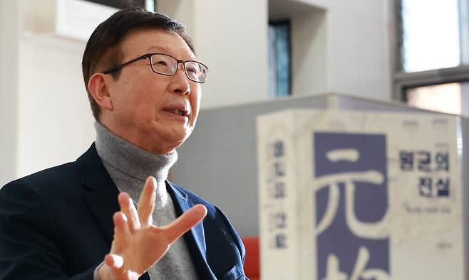 백승종 전 서강대 교수가 2일 오후 서울 마포구 한겨레신문사에서 인터뷰하고 있다. 정용일 선임기자 yongil@hani.co.kr