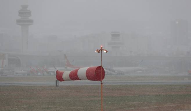제주 지역에 대설 및 강풍 특보가 발효된 지난 2일 오전 제주국제공항 활주로에 강한 눈보라가 일고 있다. /사진=뉴시스