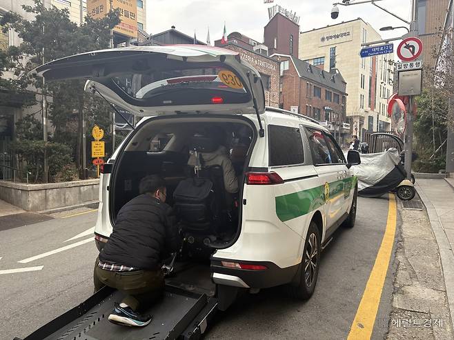 9일 서울 종로구 동승동에서 서울시 장애인콜택시에 탑승하는 허종 씨의 모습. 정주원 기자