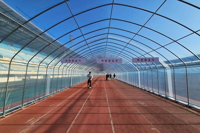 안전을 위해 트랙의 역방향으로 달리는 행위는 금지되고 있다. 의정부시 제공