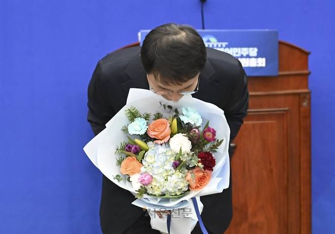 한병도 신임 더불어민주당 원내대표가 11일 서울 여의도 국회에서 열린 제22대 국회 더불어민주당 원내대표 선출을 위한 의원총회에서 당선 직후 기념촬영을 하고 있다. 2026.1.11 이지훈 기자