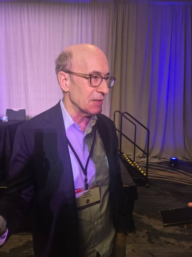 금융·통화 경제 부문의 세계적인 학자인 케네스 로고프 하버드대 경제학과 교수가 3일(현지 시간) 미국 펜실베이니아주 필라델피아에서 열린 전미경제학회(AEA) 연례총회에서 국내 취재진과 인터뷰하고 있다. 사진(필라델피아)=윤경환 특파원