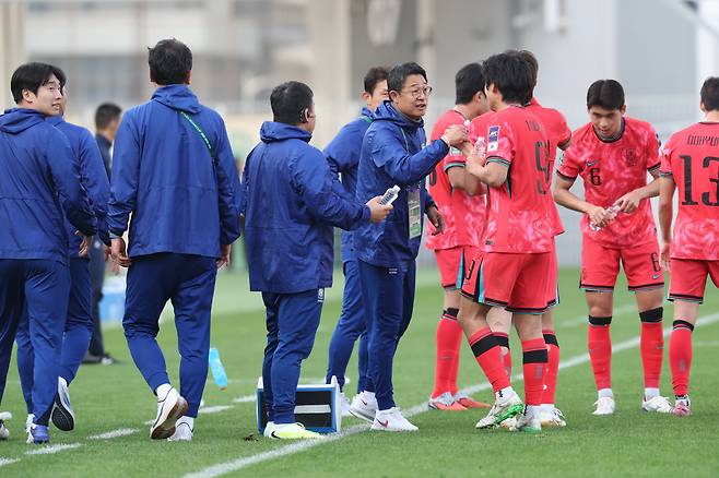 23세 이하(U-23) 축구대표팀을 이끄는 이민성 감독이 지난 10일 사우디아라비아 리야드에서 열린 U-23 아시안컵 조별리그 C조 2차전 레바논전에 서 김태원이 득점한 후 작전을 지시하고 있다. 대한축구협회 제공
