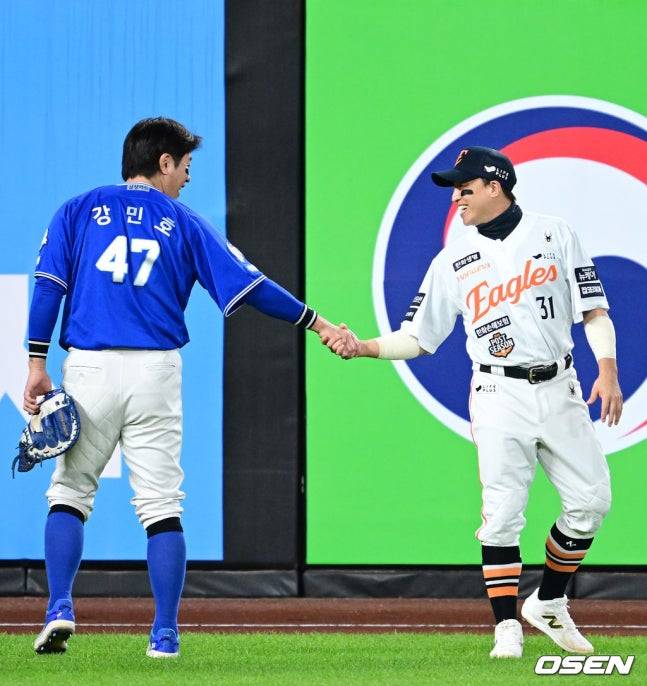 지난해 플레이오프 5차전을 앞두고 인사를 나누고 있는 강민호(왼쪽)와 손아섭.