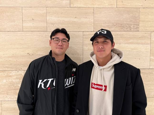 FA가 된 장성우(왼쪽)가 지난해 11월 29일 수원컨벤션센터에서 열린 '2025 kt wiz 팬 페스티벌'에 황재균과 함께 참석했다. /사진=KT 위즈 제공