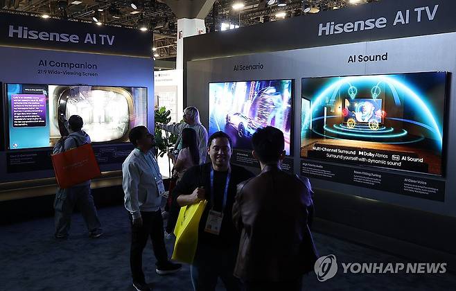 AI TV 시장 도전하는 하이센스 (라스베이거스=연합뉴스) 김성민 기자 = CES 개막일인 6일(현지시간) 미국 네바다주 라스베이거스 컨벤션센터(LVCC) 중국 기업 하이센스 부스에서 관람객들이 전시를 둘러보고 있다. 2026.1.7 ksm7976@yna.co.kr