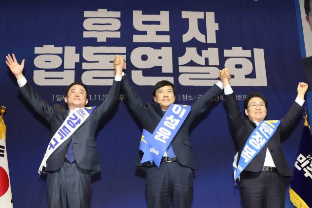 지난 11일 서울 국회 의원회관에서 열린 더불어민주당 최고위원 보궐선거 합동연설회에서 최고위원 당선 후보들이 기념 촬영하고 있다. 연합뉴스