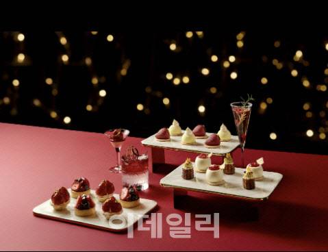 롯데호텔 서울 페닌슐라 라운지&바에서 딸기 디저트 뷔페를 운영 중이다. (사진=롯데호텔)