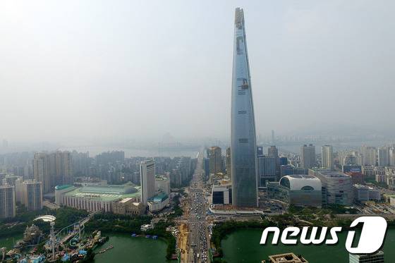 서울 송파구 잠실동 롯데월드타워 일대. /뉴스1 ⓒ News1 박세연 기자