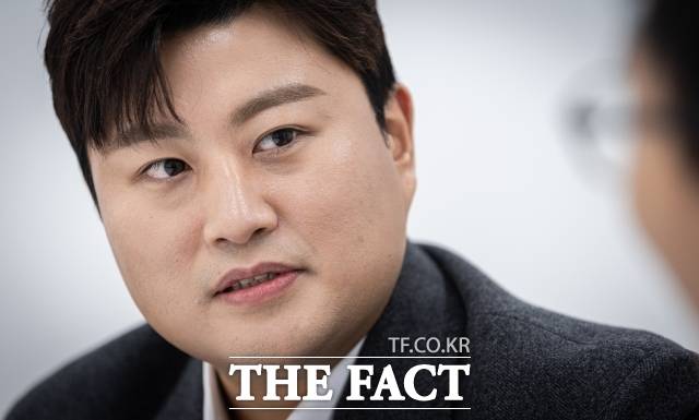 "김호중은 가석방 심사에서 불리할 만한 요소가 거의 없다." 설 연휴 직후 가수 김호중의 가석방 여부에 관심이 쏠려 있다. 법조계 안팎에서는 "이제는 시점의 문제"라는 말이 심심치 않게 흘러나오고 있다. /더팩트 DB