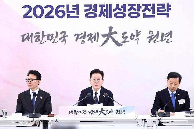 이재명 대통령(가운데)이 지난 1월 9일 청와대에서 열린 경제성장전략 국민보고회에서 발언하고 있다./뉴스1