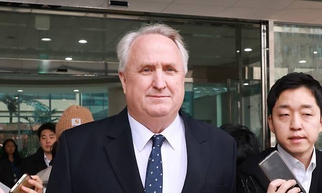 인요한 국민의힘 의원이 지난 2025년 12월10일 서울 여의도 국회 소통관에서 의원직 사퇴 발표 기자회견을 마친 후 차량으로 향하고 있다. 연합뉴스