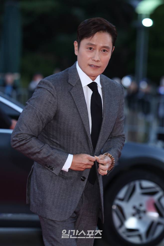 배우 이병헌이 23일 서울 중구 장충동 국립극장에서 열린 ’제16회 대한민국 대중문화예술상’ 레드카펫 행사에 참석해 포즈를 취하고 있다. 서병수 기자 qudtn@edaily.co.kr /2025.10.23/