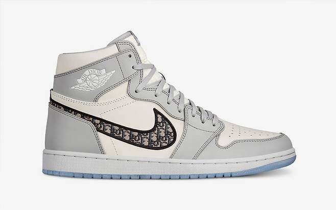 한때 2000만원에도 거래됐었던 나이키와 디올의 협업 운동화(조던1). 최근 시세는 700만원대까지 내려갔다.